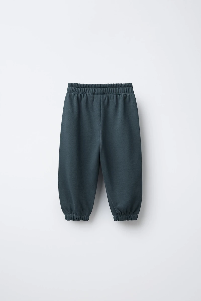 LOT DE DEUX PANTALONS JOGGING EN MOLLETON AVEC ÉTIQUETTE