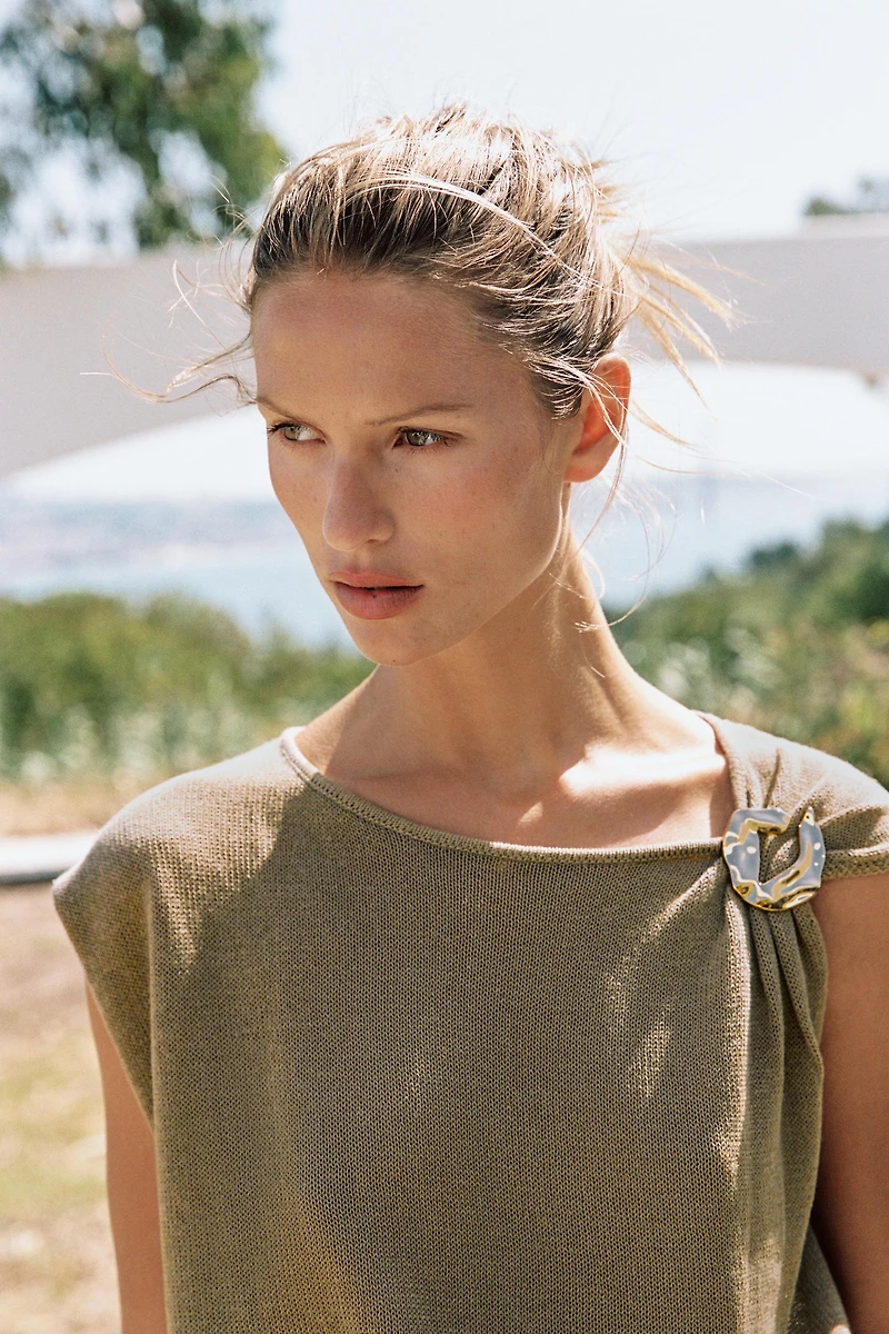 METALLIC TRIM KNIT TOP