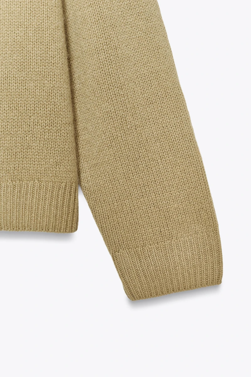 PULL BASIQUE EN MAILLE 100 % LAINE COL V