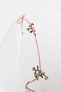 T-SHIRT À FLEURS BRODÉES
