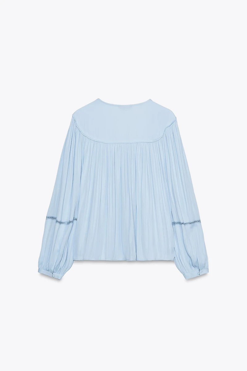 FLOWY LACE TRIM BLOUSE