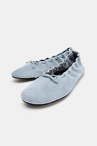 BALLERINES EN DAIM À LACETS