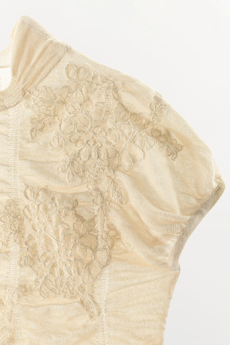TOP EN MAILLE À PLIS ET BRODERIES