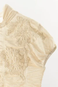 TOP EN MAILLE À PLIS ET BRODERIES