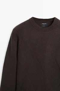 Cashmere wool blend knit sweater with crew neck
