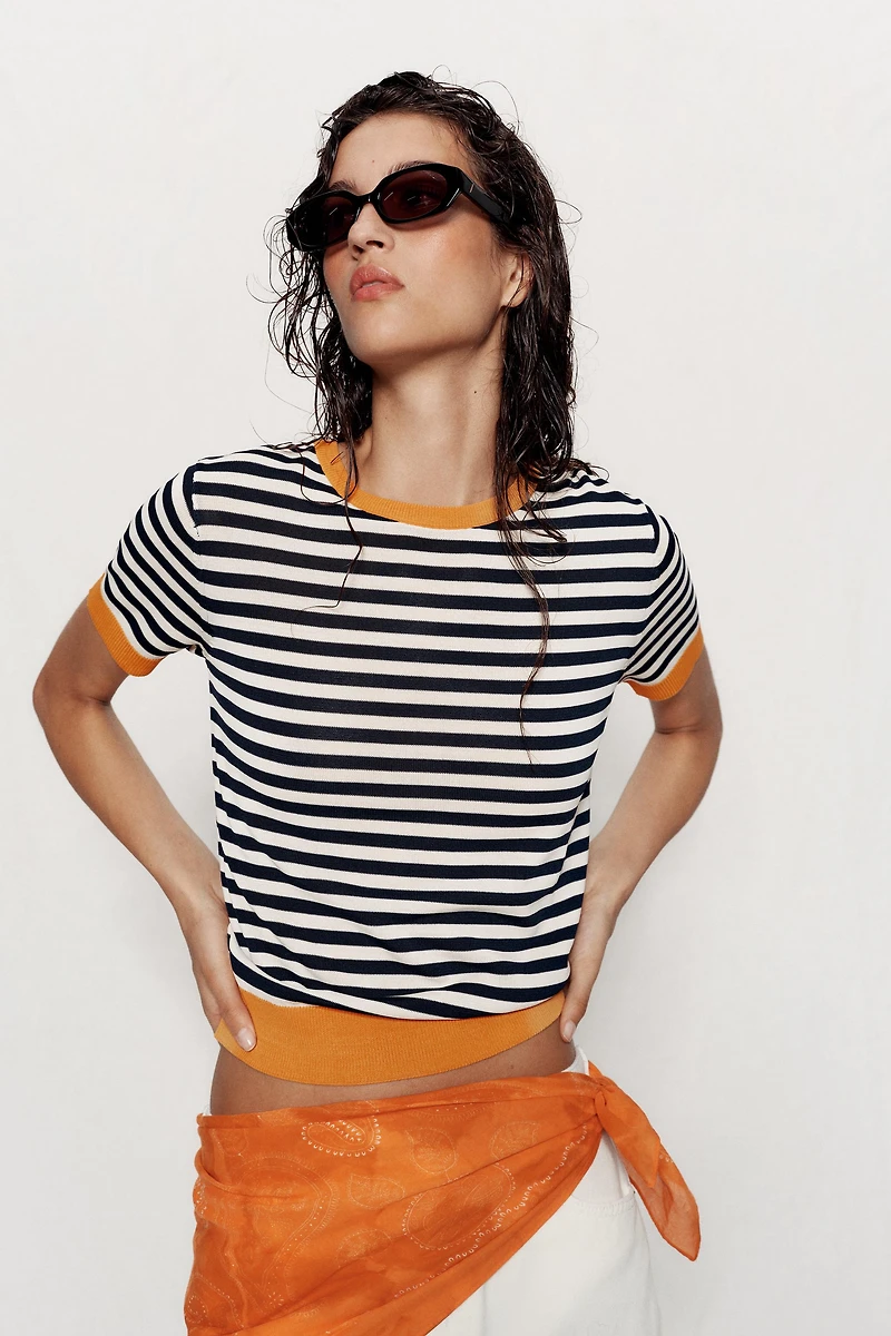 TOP EN MAILLE À RAYURES