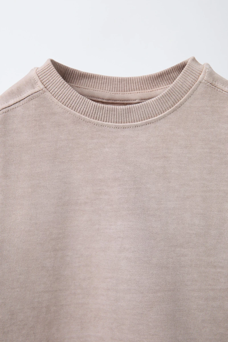T-SHIRT TEINT EN PIÈCE DÉCOUPES
