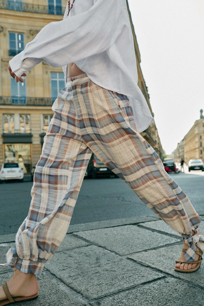 PANTALON BOUFFANT À LACETS ET CARREAUX