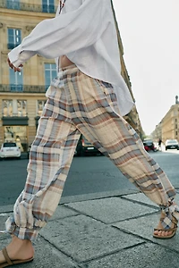 PANTALON BOUFFANT À LACETS ET CARREAUX