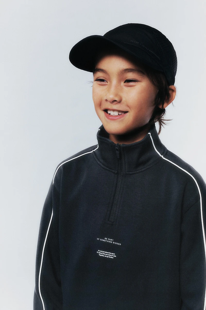 CONTRASTING TRIM TEXT SWEATSHIRT