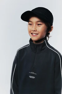 SWEAT AVEC INSCRIPTION ET LISERÉS EN CONTRASTE