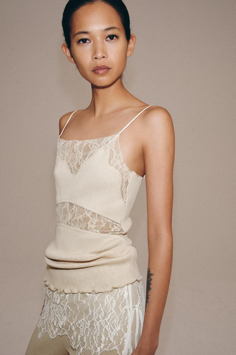 SEAMLESS LACE TOP