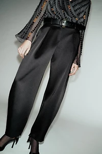 PANTALON BARREL SATINÉ AVEC CEINTURE