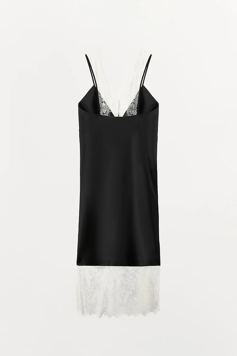 ROBE SATINÉE DENTELLE CONTRASTANTE