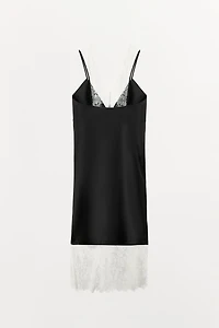 ROBE SATINÉE DENTELLE CONTRASTANTE
