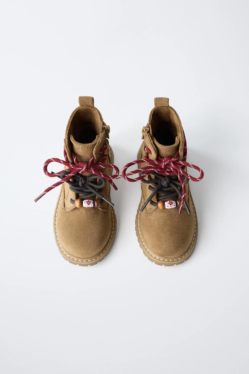 BOTTES À LACETS DÉTAILS