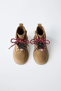 BOTTES À LACETS DÉTAILS