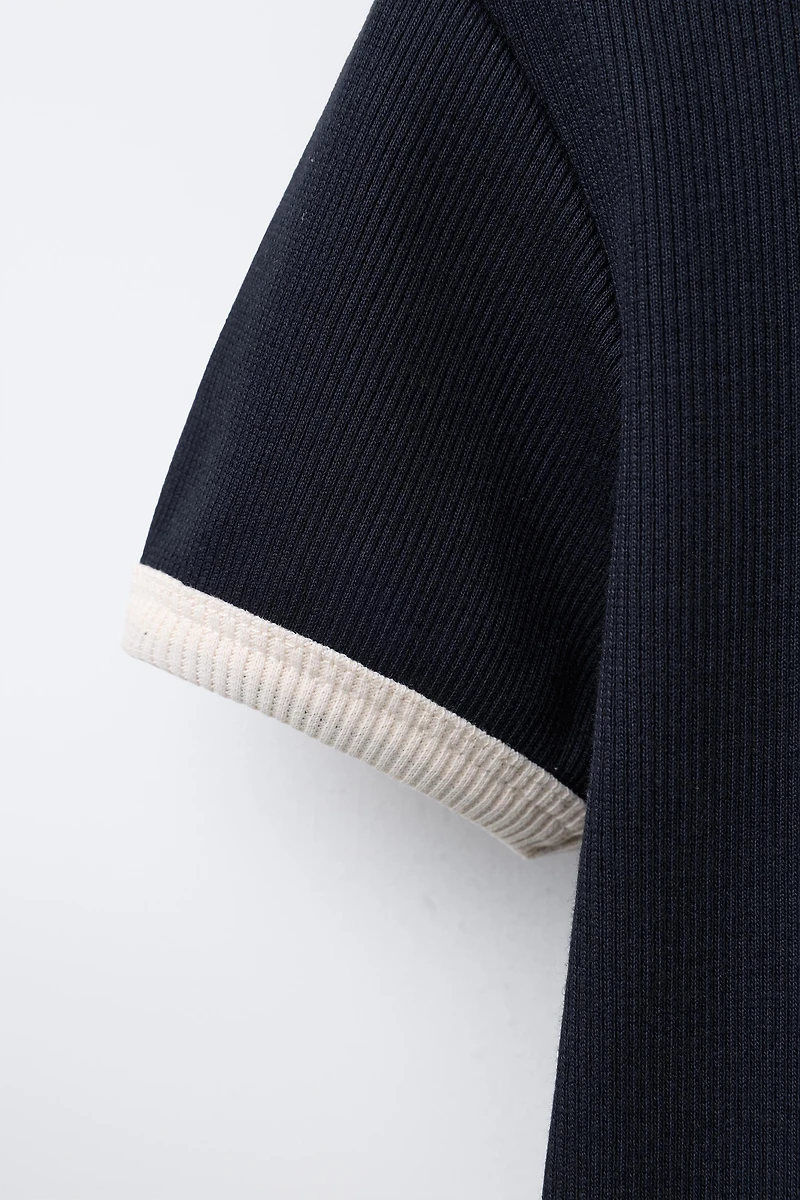 ROBE CÔTELÉE À INSCRIPTION
