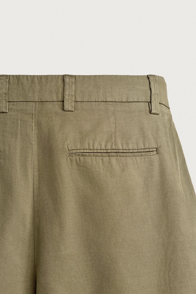 REGULAR FIT PLEATED SHORTS