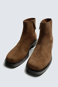 BOTTES EN CUIR SURPIQUÉES