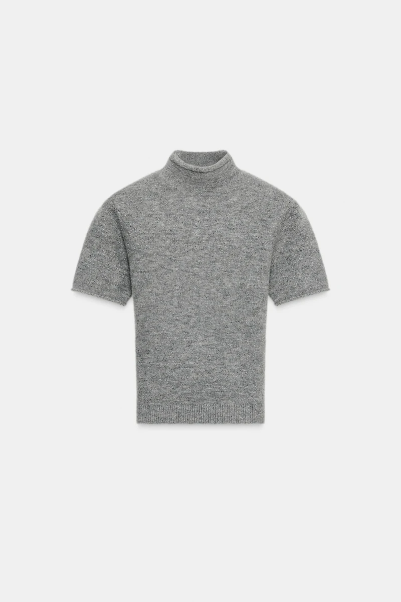 PULL EN MAILLE DOUCE À MANCHES COURTES