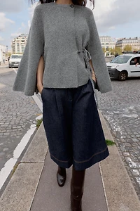 GILET EN MAILLE À OUVERTURE SUR LES MANCHES