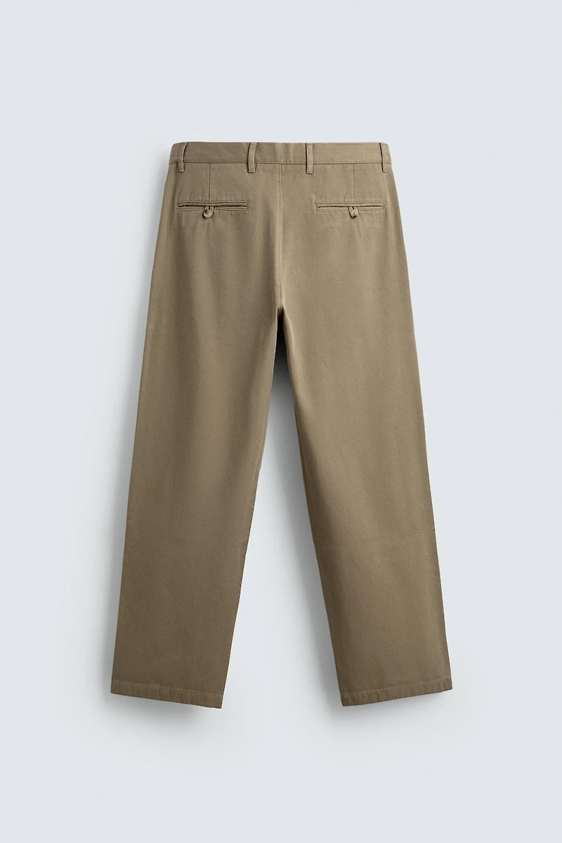 RELAXED FIT PLEATED CHINO PANTS