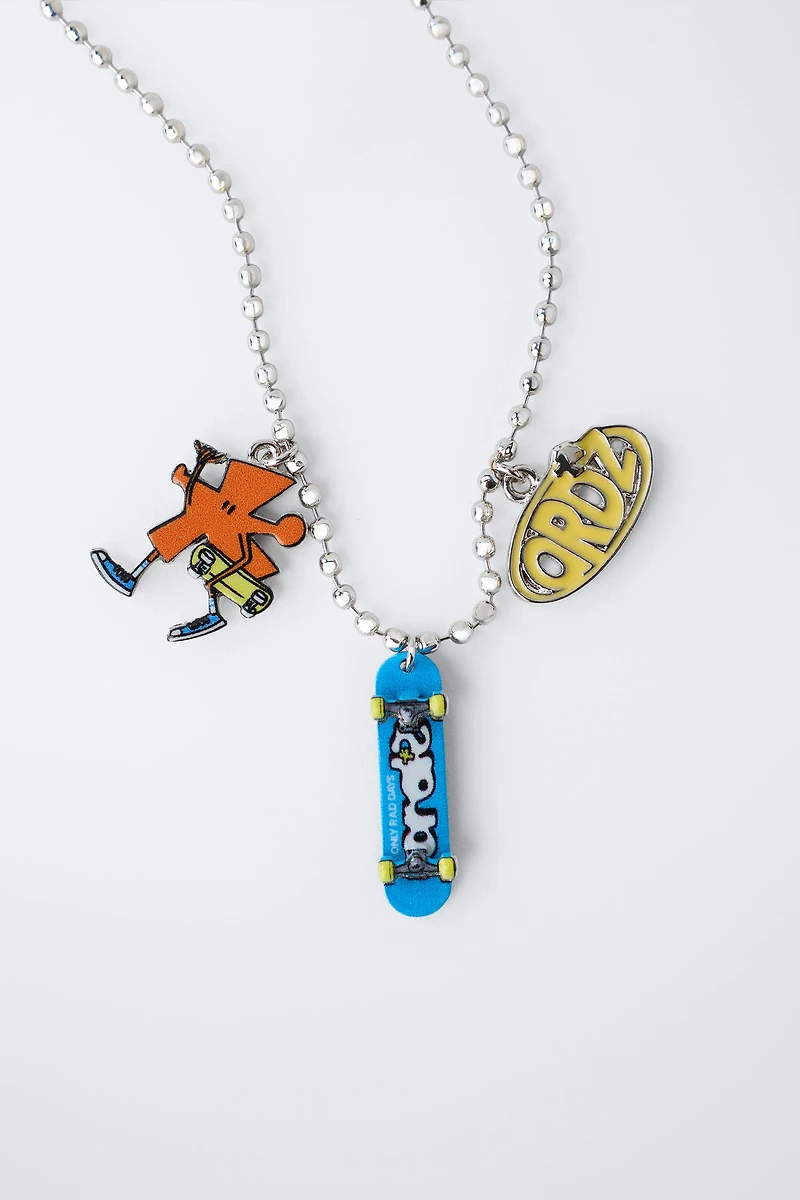 SHAPED PENDANT NECKLACE