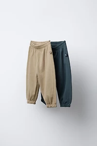 LOT DE DEUX PANTALONS JOGGING EN MOLLETON AVEC ÉTIQUETTE
