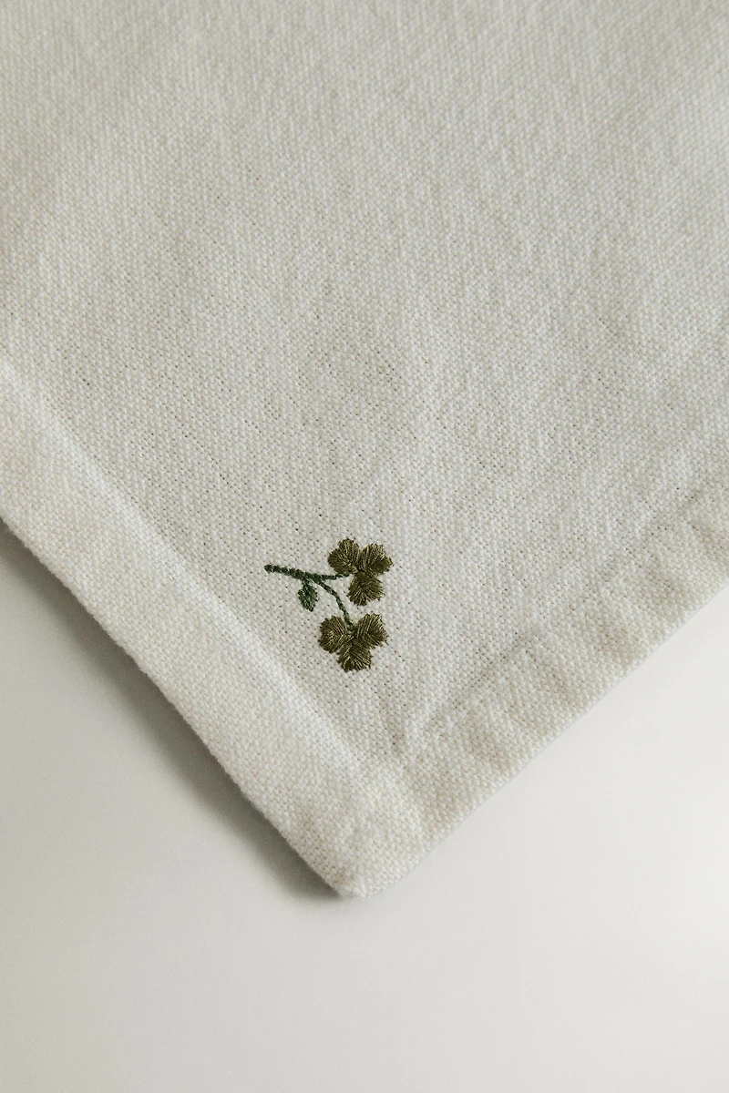 EMBROIDERED CLOVER AND DAISY NAPKINS (PACK OF 2)