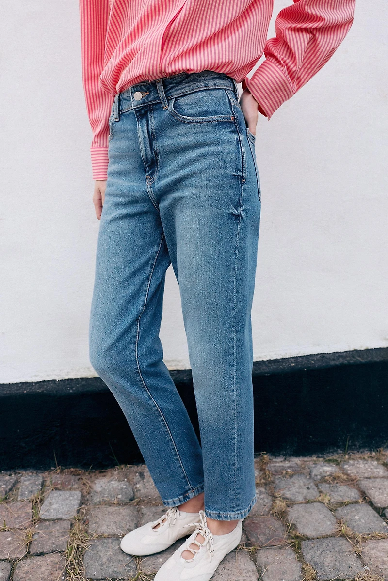 Z1975 HIGH-WAIST MOM FIT JEANS WITH PRESSED CREASE