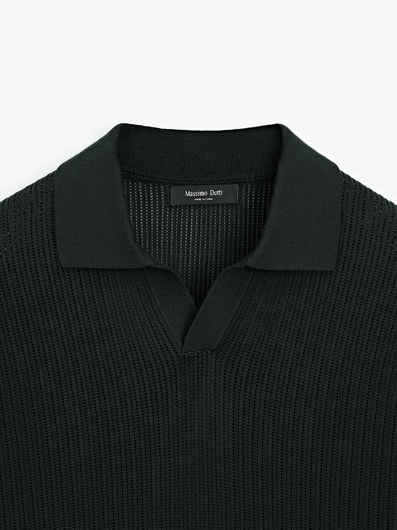 Polo en maille ajourée à col V