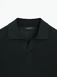 Polo en maille ajourée à col V