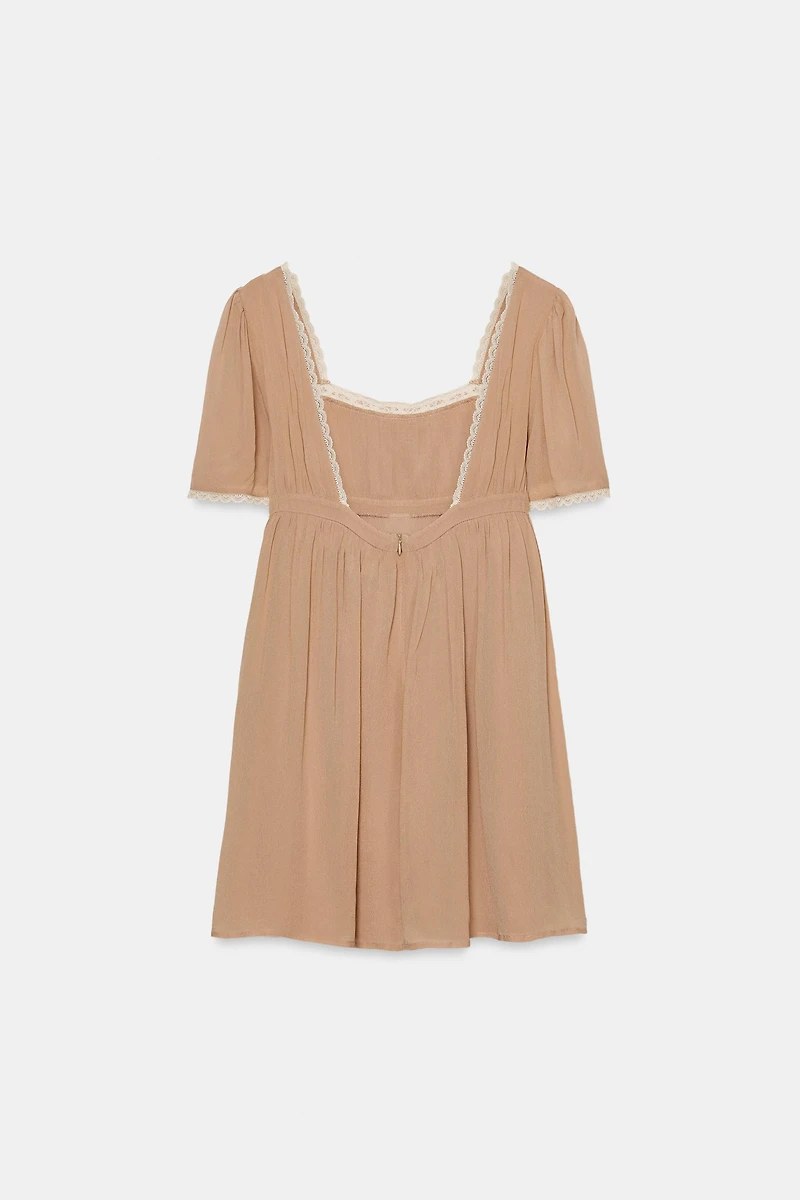 ROBE COURTE EN DENTELLE