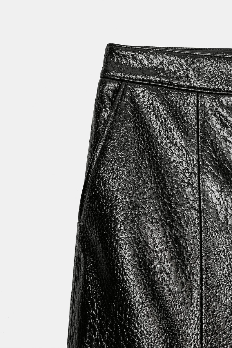 SHORT LONGUE MATIÈRE SYNTHÉTIQUE
