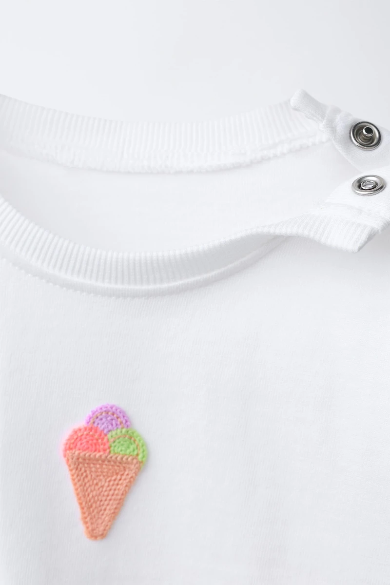 T-SHIRT À PIÈCE EN CROCHET