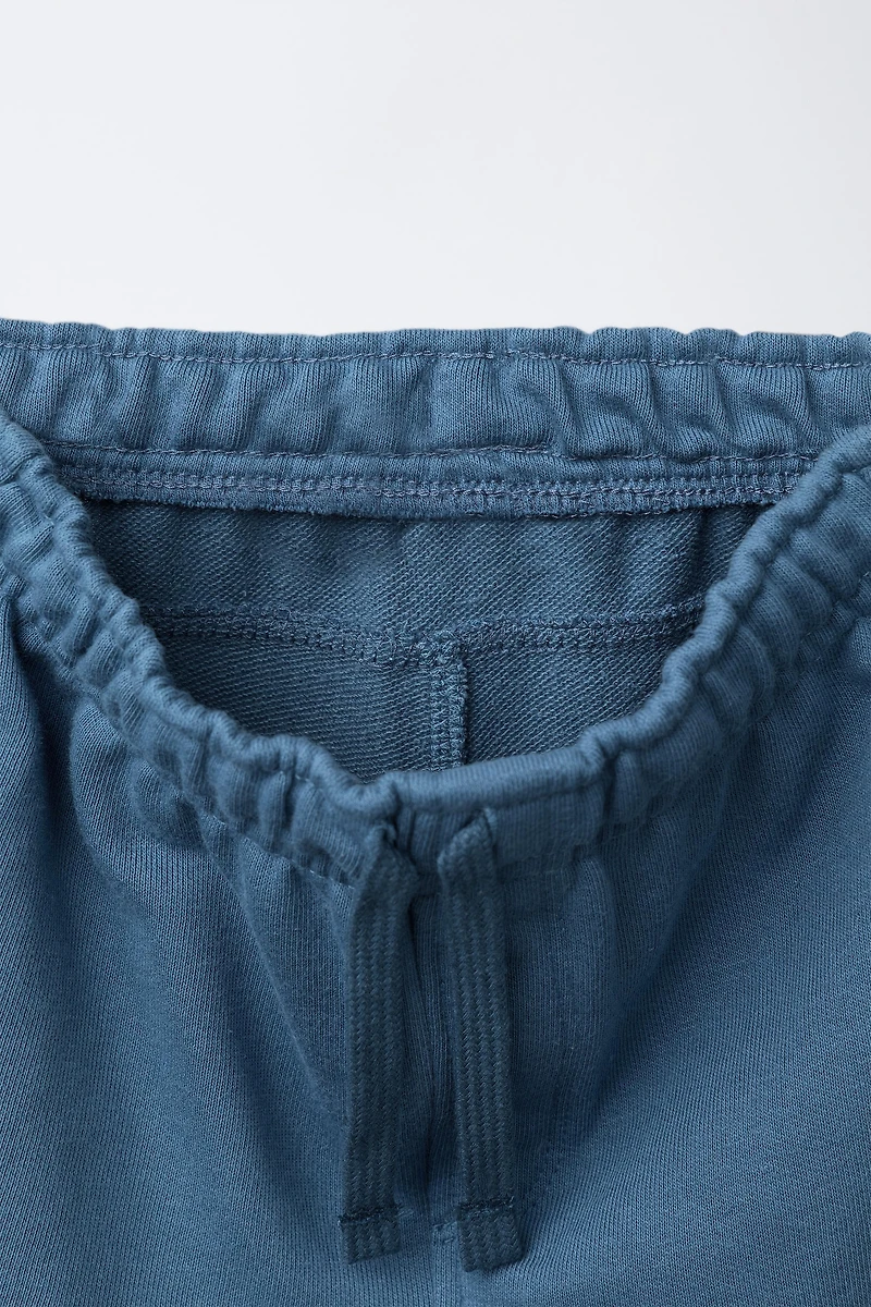 STRAIGHT FIT EMBOSSED TEXT TERRY SHORTS