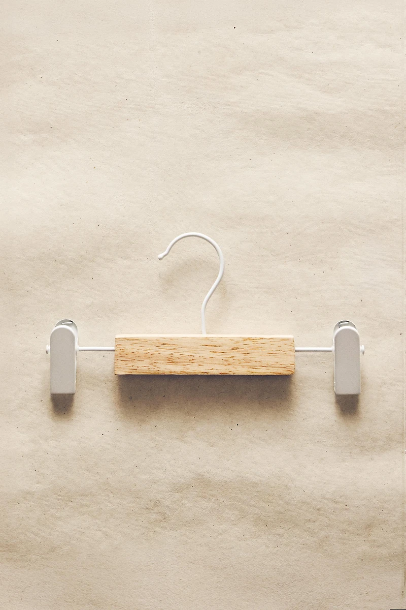 PACK OF CHILDREN’S WOODEN HANGERS WITH CLIPS (PACK OF 3
