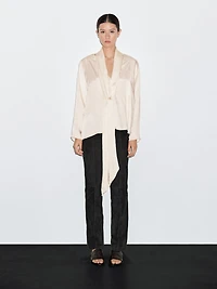 Flowing blouse with tie