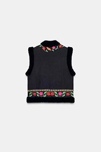 CONTRASTING EMBROIDERED FAUX FUR VEST