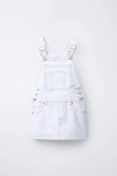 ROBE-SALOPETTE EN JEAN SURPIQÛRES CONTRASTANTES