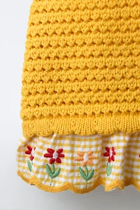 TOP EN MAILLE À FLEURS BRODÉES
