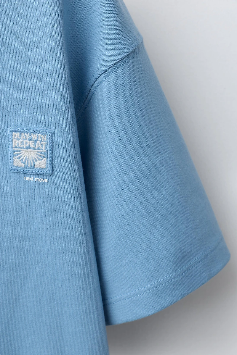 PLAIN PATCH APPLIQUÉ T-SHIRT