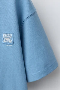 PLAIN PATCH APPLIQUÉ T-SHIRT