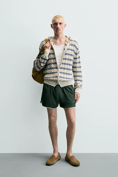 SHORT À LISERÉS CONTRASTANTS