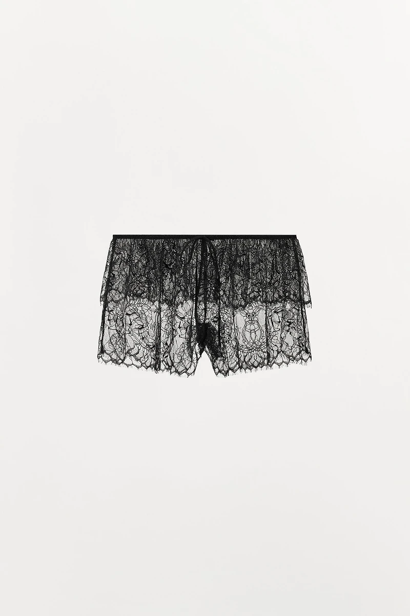 SHORT SEMI-TRANSPARENT EN DENTELLE