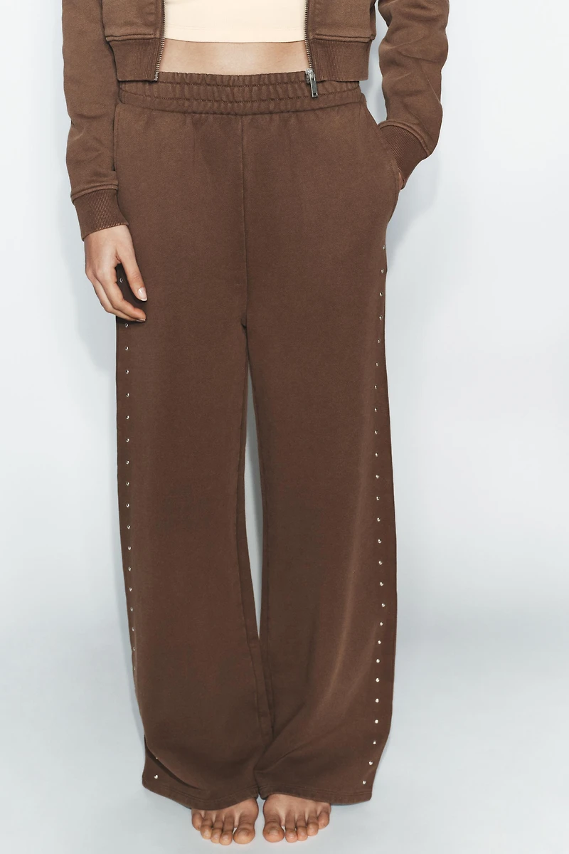 PANTALON EN MOLLETON EFFET DÉLAVÉ CLOUS