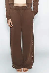 PANTALON EN MOLLETON EFFET DÉLAVÉ CLOUS