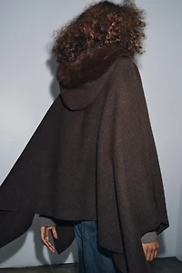 CAPE EN MAILLE EFFET FOURRURE