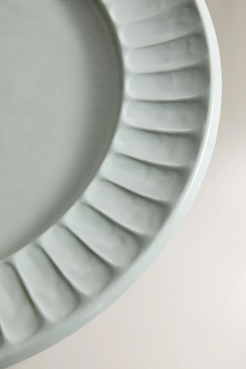 ROUND METAL SERVING DISH